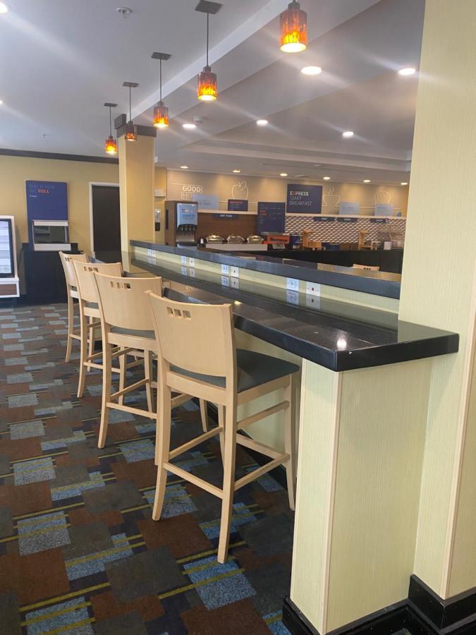 Holiday Inn Express And Suites Detroit North-Troy By Ihg Экстерьер фото